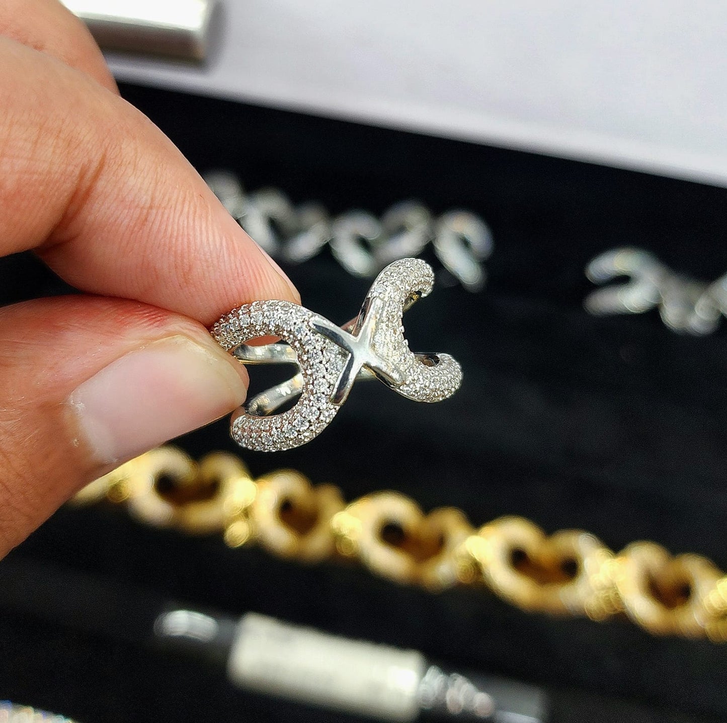 Sparkling Crisscross Zirconia Ring